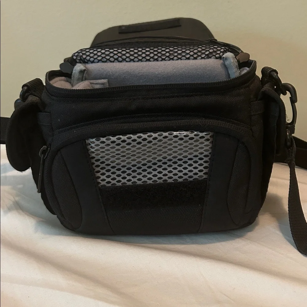Lowepro Edit 110 Black Compact Camera Bag - Shoulder Carry